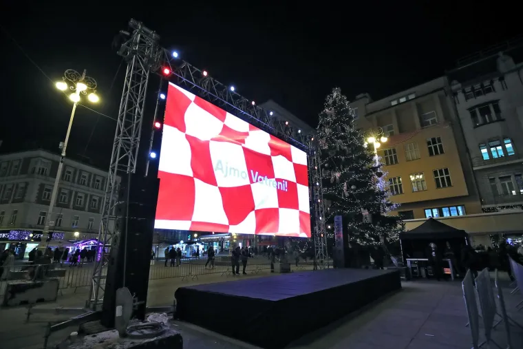 Euforija na Trgu bana Josipa Jelačića: Navijači se spremaju za veliku večer i rat između Hrvatske i Argentine