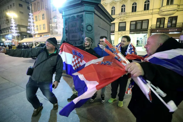 Euforija na Trgu bana Josipa Jelačića: Navijači se spremaju za veliku večer i rat između Hrvatske i Argentine