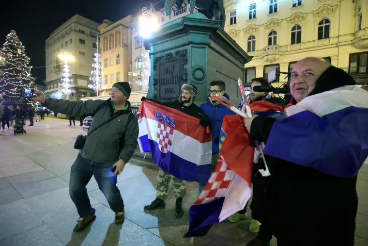 Euforija na Trgu bana Josipa Jelačića: Navijači se spremaju za veliku večer i rat između Hrvatske i Argentine