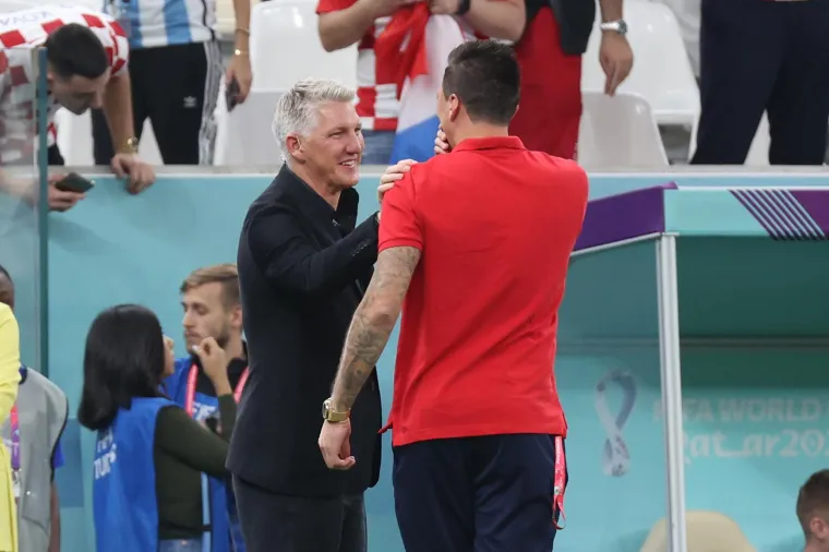Prepoznajete tko je na slici s Olićem i Mandžukićem? Apsolutna legenda ih je došla pozdraviti uoči polufinala