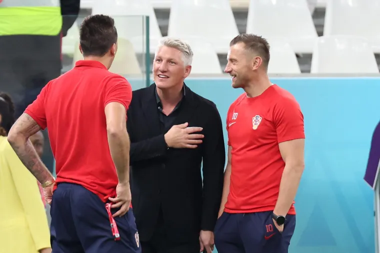 Prepoznajete tko je na slici s Olićem i Mandžukićem? Apsolutna legenda ih je došla pozdraviti uoči polufinala
