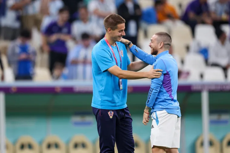 Prepoznajete tko je na slici s Olićem i Mandžukićem? Apsolutna legenda ih je došla pozdraviti uoči polufinala