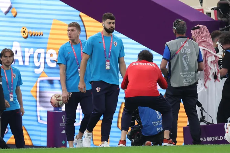 Prepoznajete tko je na slici s Olićem i Mandžukićem? Apsolutna legenda ih je došla pozdraviti uoči polufinala