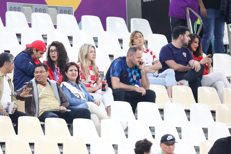 Prepoznajete tko je na slici s Olićem i Mandžukićem? Apsolutna legenda ih je došla pozdraviti uoči polufinala