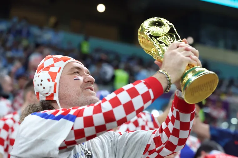 Hrvati i Hrvatice okupirali tribine Lusaila: Trofej je već među njima, a stigao je i Djedica