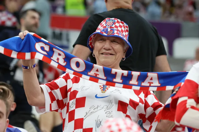 Hrvati i Hrvatice okupirali tribine Lusaila: Trofej je već među njima, a stigao je i Djedica