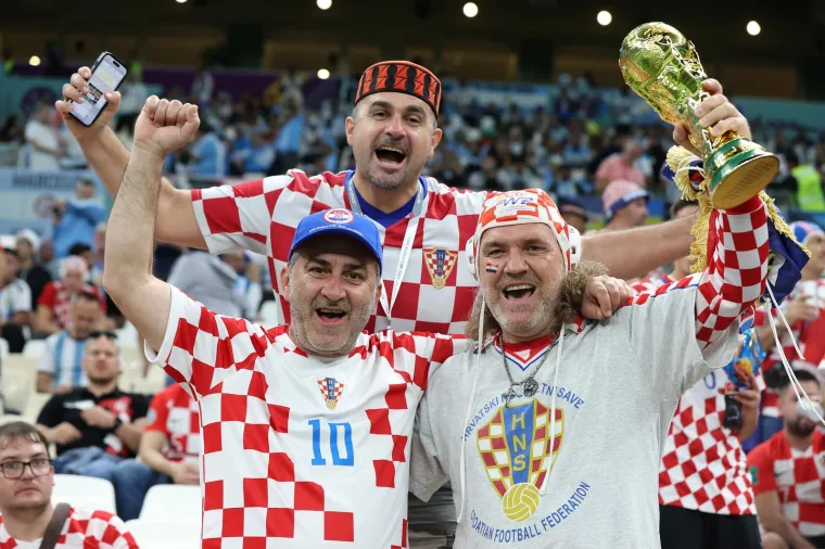 Hrvati i Hrvatice okupirali tribine Lusaila: Trofej je već među njima, a stigao je i Djedica