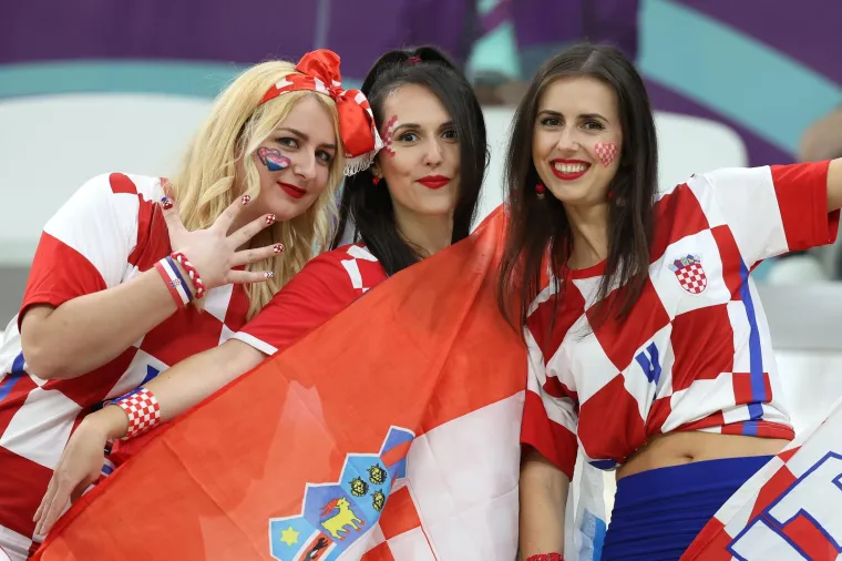 Hrvati i Hrvatice okupirali tribine Lusaila: Trofej je već među njima, a stigao je i Djedica