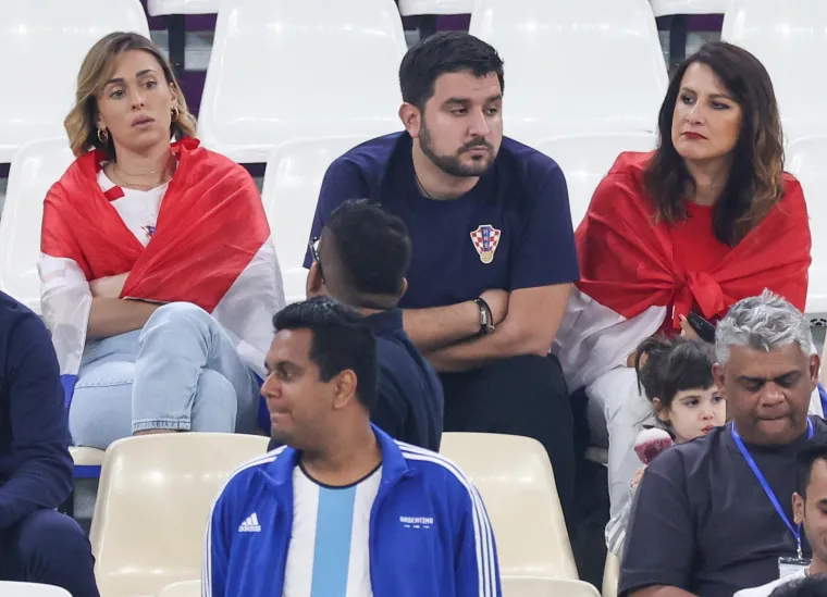 E pa njih rijetko kad imamo priliku vidjeti: Supruga i sin izbornika Dalića pojavili se na tribinama