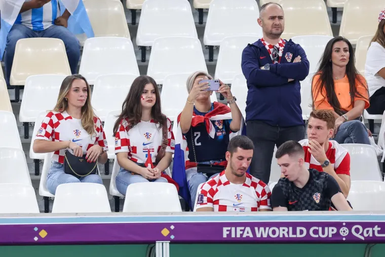 Gomila poznatih pojavila se na tribinama, tu su Modrićevi, Kranjčar, Šimunić, Albina, a 'hrvatska Meghan Markle' ukrala je svu pažnju