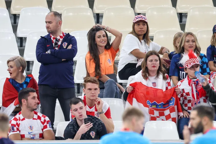Gomila poznatih pojavila se na tribinama, tu su Modrićevi, Kranjčar, Šimunić, Albina, a 'hrvatska Meghan Markle' ukrala je svu pažnju
