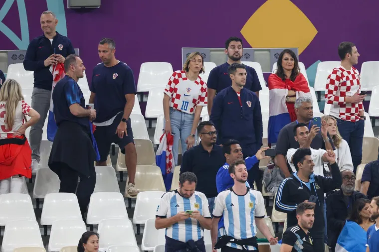 Gomila poznatih pojavila se na tribinama, tu su Modrićevi, Kranjčar, Šimunić, Albina, a 'hrvatska Meghan Markle' ukrala je svu pažnju