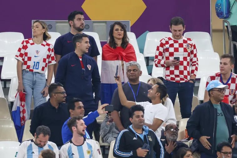 Gomila poznatih pojavila se na tribinama, tu su Modrićevi, Kranjčar, &Scaron;imunić, Albina, a 'hrvatska Meghan Markle' ukrala je svu pažnju