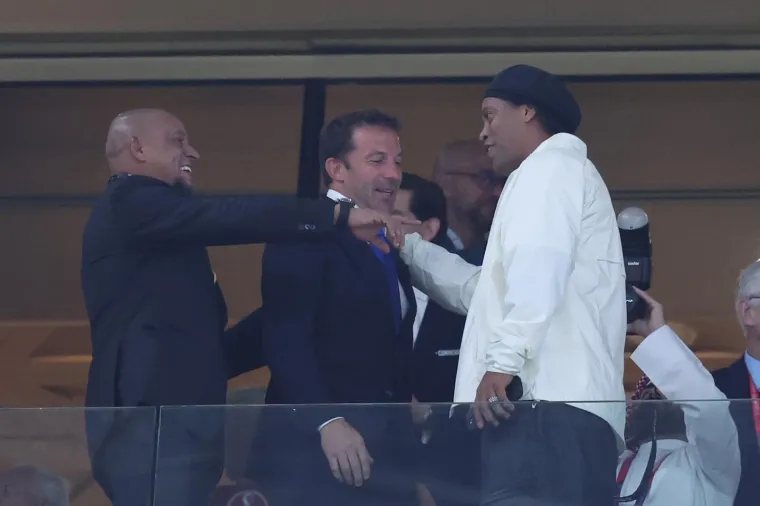 Kakve scene u svečanoj loži: Ronaldinho, Carlos, Del PieroTotti i - naša Kolinda