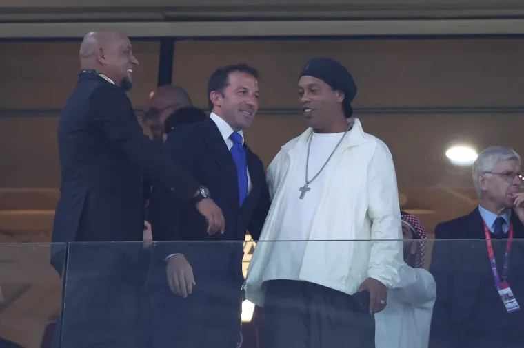Kakve scene u svečanoj loži: Ronaldinho, Carlos, Del PieroTotti i - naša Kolinda