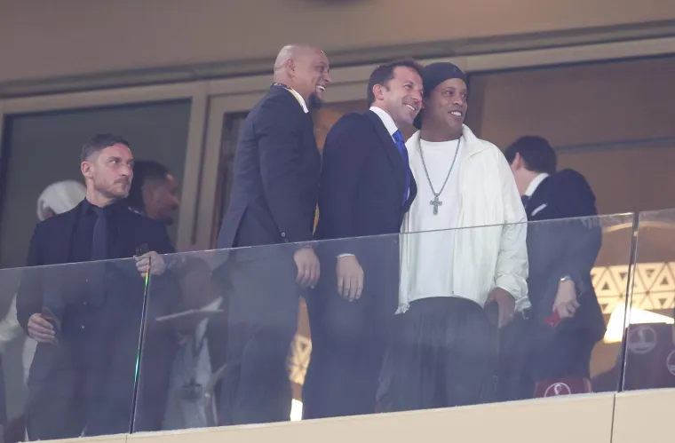 Kakve scene u svečanoj loži: Ronaldinho, Carlos, Del PieroTotti i - naša Kolinda