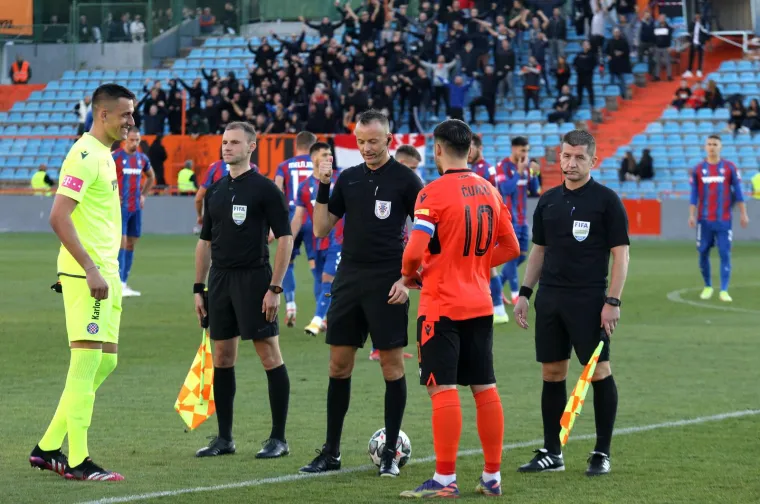 E pa njih rijetko kad imamo priliku vidjeti: Supruga i sin izbornika Dalića pojavili se na tribinama