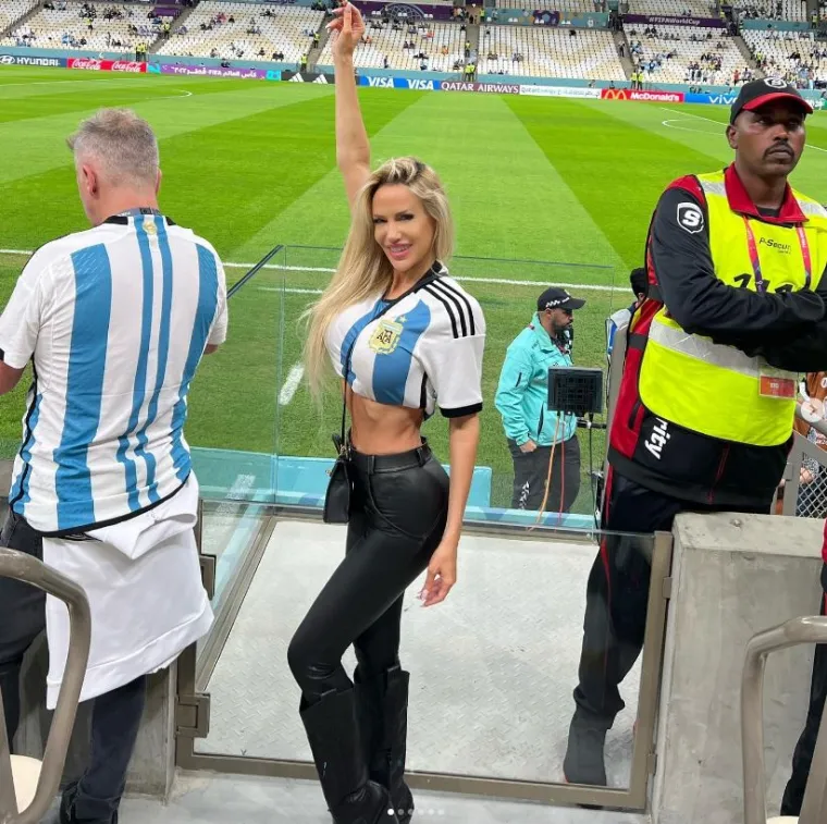 Obećala je trčati gola ako Argentina pobijedi, a sad je objavila fotke zanosnih oblina dok je navijala za Messija