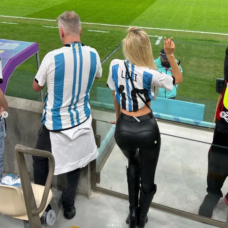 Obećala je trčati gola ako Argentina pobijedi, a sad je objavila fotke zanosnih oblina dok je navijala za Messija