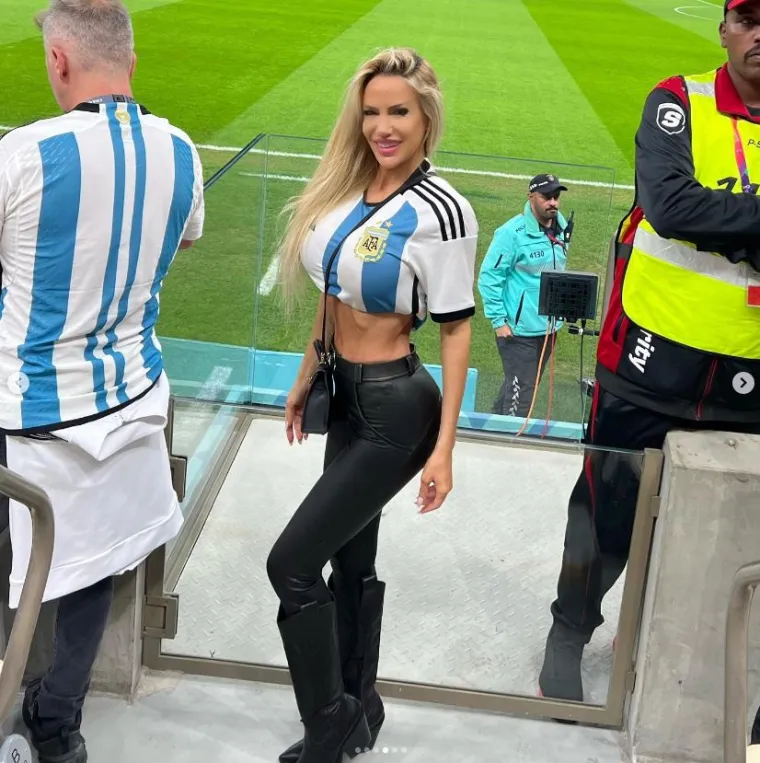 Obećala je trčati gola ako Argentina pobijedi, a sad je objavila fotke zanosnih oblina dok je navijala za Messija