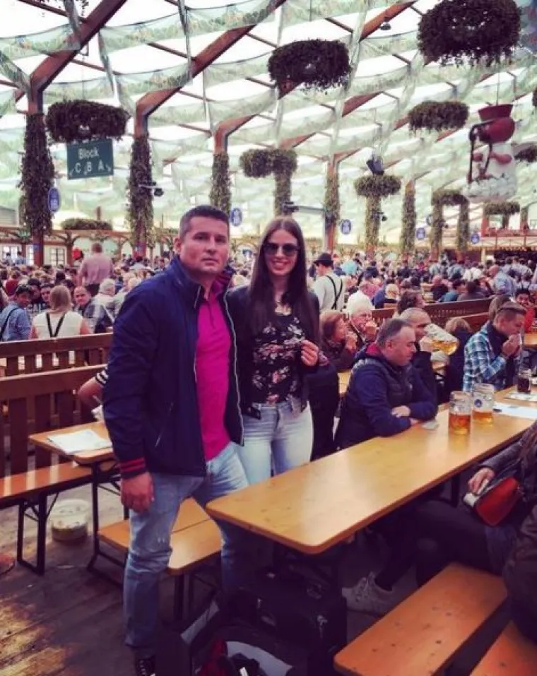 Ivana je prošle godine otkrila da je još uvijek u vezi. &quot;Nisam slobodna posljednjih 11 godina. Prva veza tri godine, druga šest mjeseci i treća, evo, preko sedam godina... Stalno me povezuju sa sportašima. Nisam bila ni s kim u vezi, a toliko me razapinjete s tim. Dečko mi je arhitekt po struci, no bavi se zapravo građevinom&quot;, istaknula je.