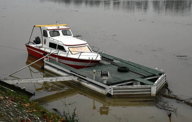 Kada priroda napravi svoje: U Slavonskom Brodu Savom plutaju velike količine raznog otpada