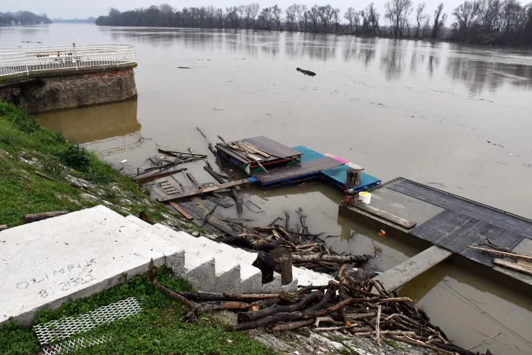 Kada priroda napravi svoje: U Slavonskom Brodu Savom plutaju velike količine raznog otpada