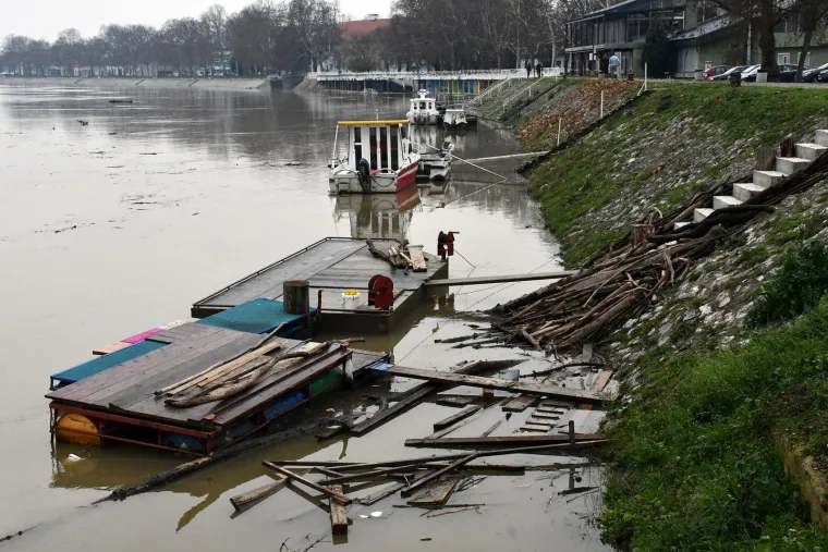 Kada priroda napravi svoje: U Slavonskom Brodu Savom plutaju velike količine raznog otpada