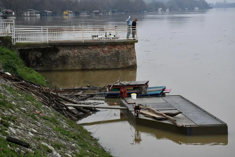 Kada priroda napravi svoje: U Slavonskom Brodu Savom plutaju velike količine raznog otpada