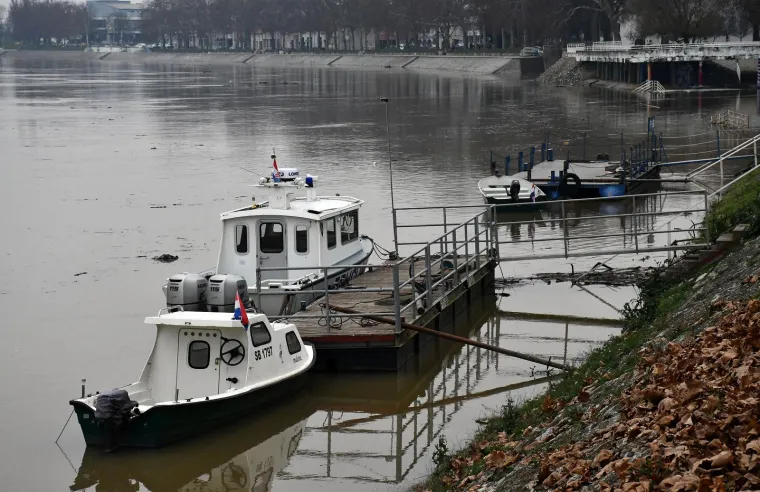 Kada priroda napravi svoje: U Slavonskom Brodu Savom plutaju velike količine raznog otpada