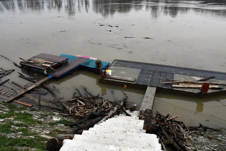 Kada priroda napravi svoje: U Slavonskom Brodu Savom plutaju velike količine raznog otpada