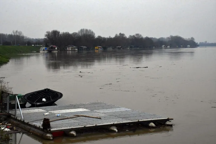 Kada priroda napravi svoje: U Slavonskom Brodu Savom plutaju velike količine raznog otpada