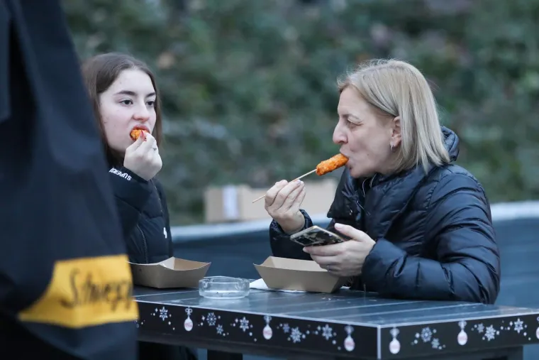 Tomislavcu nisu mogli odoljeti ni stari ni mladi: Na najposjećenijem zagrebačkom klizalištu uživali ljudi od 7 do 77