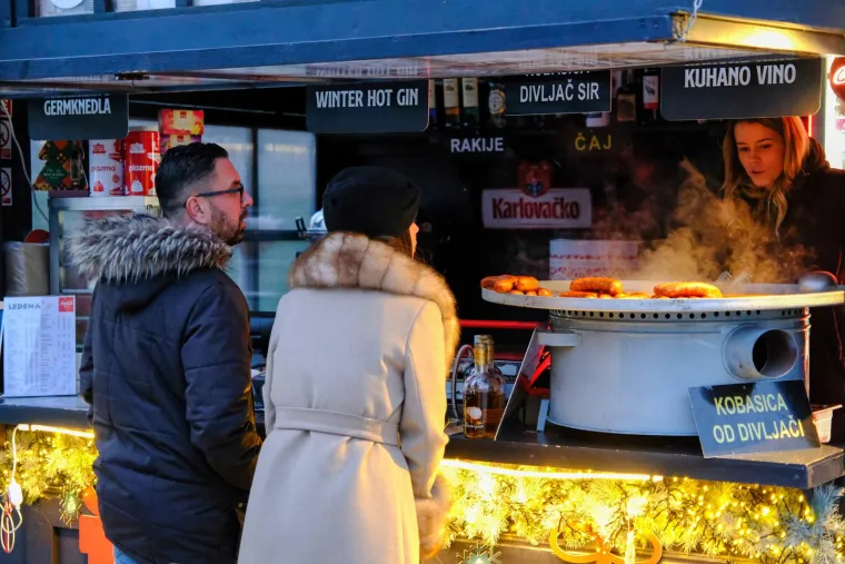Tomislavcu nisu mogli odoljeti ni stari ni mladi: Na najposjećenijem zagrebačkom klizalištu uživali ljudi od 7 do 77
