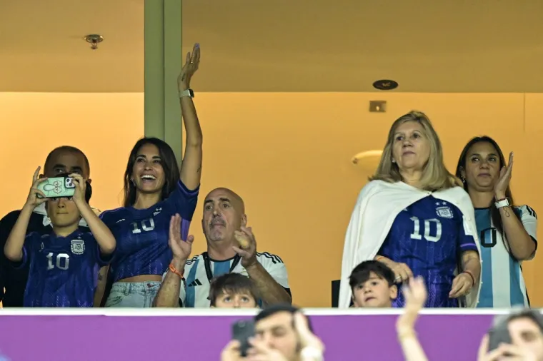 Par se upoznao u svom rodnom gradu Rosariju u Argentini još kada su bili djeca, a kada je Messi bio tinejdžer, preselio se u Španjolsku kako bi nastavio nogometnu karijeru pa se godinama nisu vidjeli. 
