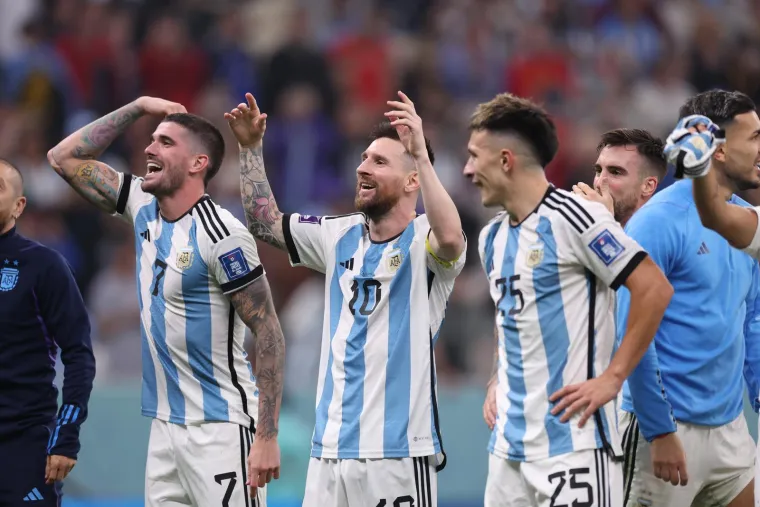 U finalu Svjetskog prvenstva će se susresti dva suigrača i velike zvijezde: Messi će igrati protiv Mbappea za vječnu slavu