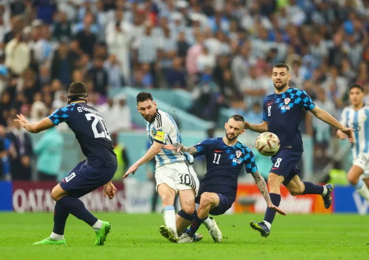 Leo Messi i Marcelo Brozović u duelu. 