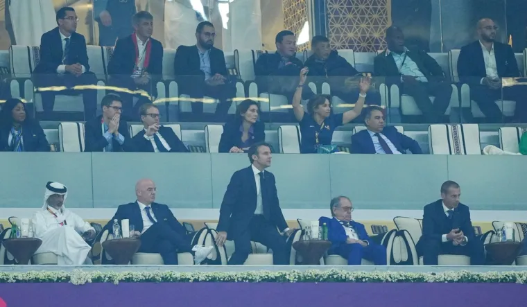 Prejak lik! Kamere uhvatile Emmanuela Macrona kako 'divlja' u loži za vrijeme spektakla na Al-Baytu: Pogledajte Infantinov izraz lica