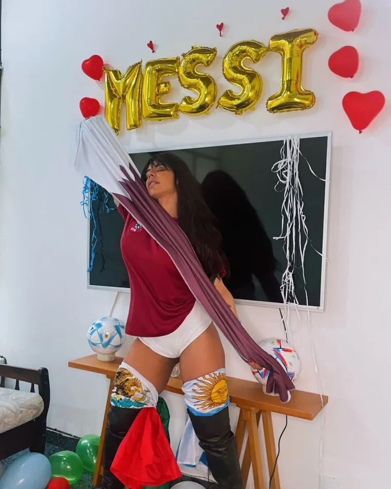 Suzy nije bila zadovoljna njezinom reakcijom te se odlučila javno sukobiti s &quot;vatrenom&quot; navijačicom. Kako bi proslavila ulazak u finale, Cortez je svoje fanove oduševila i s nekoliko bodypaint fotografija u plavo-bijelim bojama Argentine, s Messijevim prezimenom i brojem na leđima.