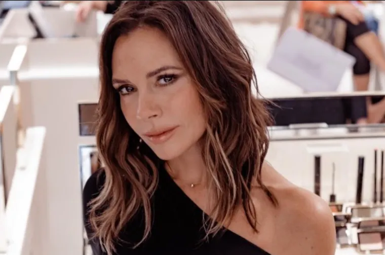 "Razgovarali smo oko sat vremena u VIP loži, a onda je ona tog dana putovala vlakom pa je zapisala svoj broj na svoju kartu za vlak, koji i dalje imam", ispričao je jednom prilikom David u "The Tonight Showu". Godinu dana nakon upoznavanja par se zaručio, a prije vjenčanja rodio se sin Brooklyn (25).