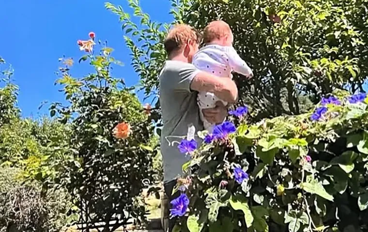Princ Harry i Meghan Markle po prvi put otkrili fotografije kćerkice Lillibet: Od poroda i prvih koraka do prvog rođendana
