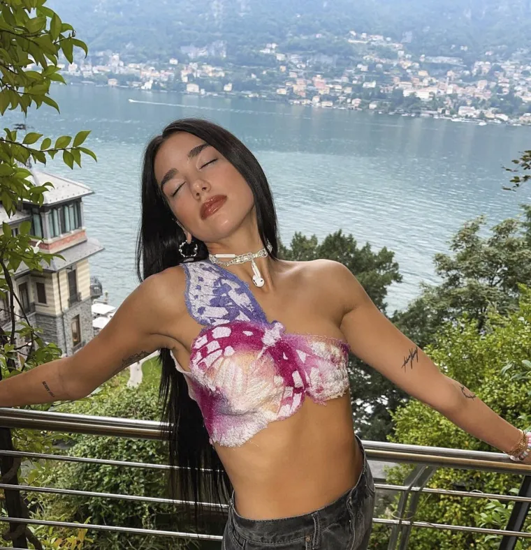 Zanosna Dua Lipa ove nas je godine po&scaron;teno počastila bikini izdanjima: Najbolje od kosovske bombe skupili smo na jednom mjestu