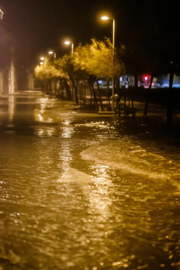Nevjerojatni prizori u Kaštelima. Grmljavina i jugo 'prelili' more, a ni danas ih ne čeka poboljšanje