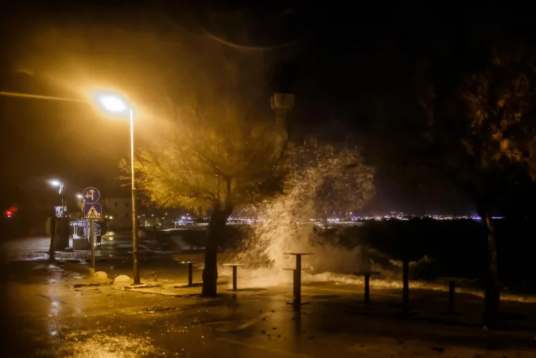 Nevjerojatni prizori u Kaštelima. Grmljavina i jugo 'prelili' more, a ni danas ih ne čeka poboljšanje