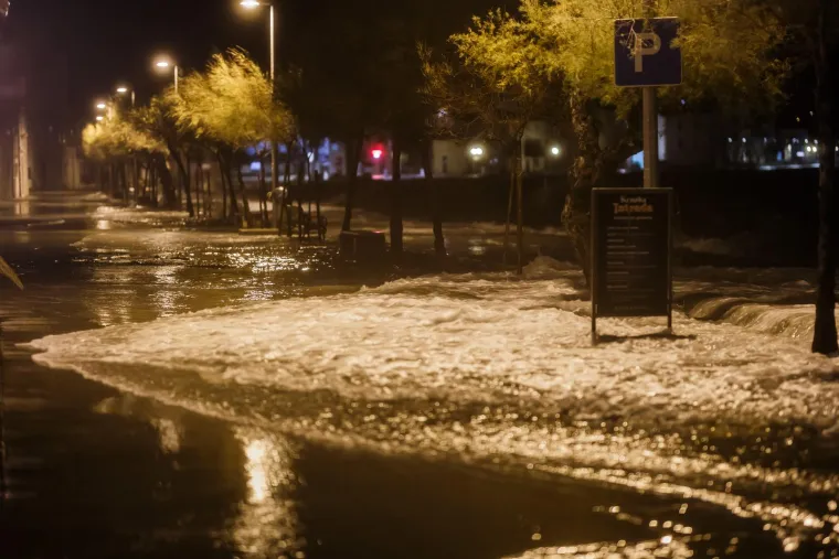 Pogledajte što je olujno jugo učinilo od Kaštela, plimni val potopio je dobar dio mjesta