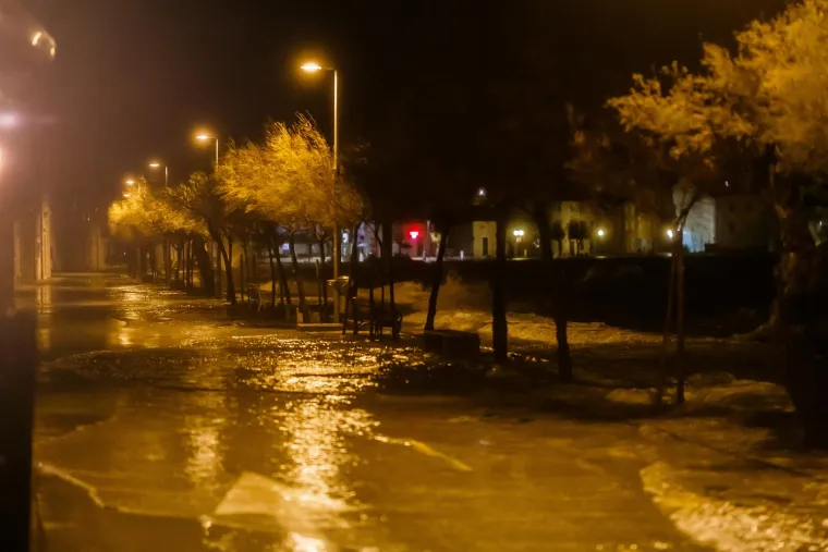 Pogledajte &scaron;to je olujno jugo učinilo od Ka&scaron;tela, plimni val potopio je dobar dio mjesta