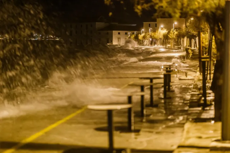 Pogledajte &scaron;to je olujno jugo učinilo od Ka&scaron;tela, plimni val potopio je dobar dio mjesta