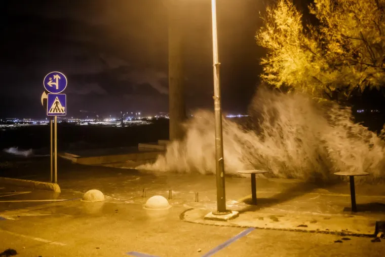 Pogledajte &scaron;to je olujno jugo učinilo od Ka&scaron;tela, plimni val potopio je dobar dio mjesta