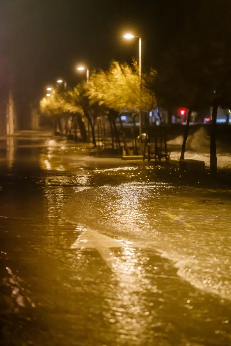 Pogledajte &scaron;to je olujno jugo učinilo od Ka&scaron;tela, plimni val potopio je dobar dio mjesta