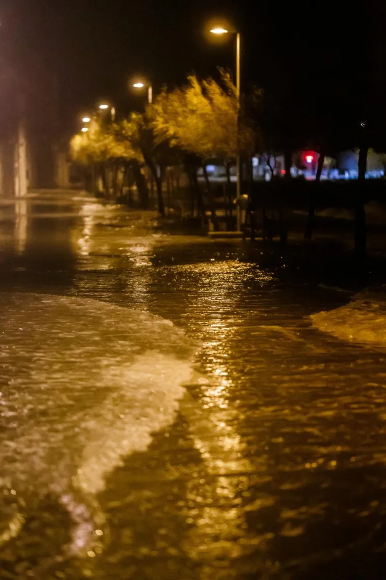 Pogledajte &scaron;to je olujno jugo učinilo od Ka&scaron;tela, plimni val potopio je dobar dio mjesta